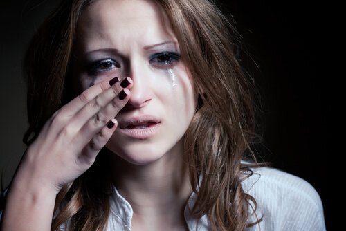 makyajlı ağlayan kadın
