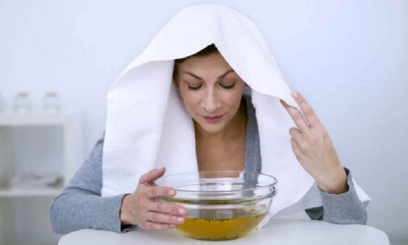 kadın okaliptüs buhar banyosu yapıyor