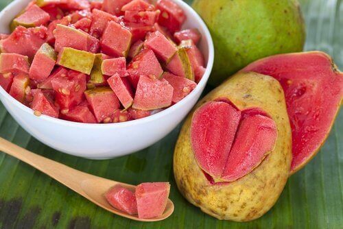 kalp şeklinde kesilmiş guava