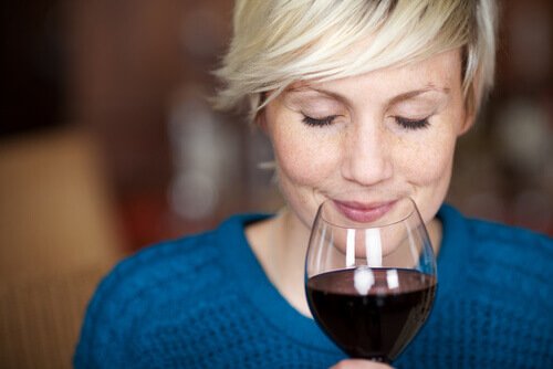 kırmızı şarabı koklayan orta yaşlı kadın