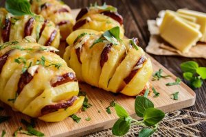 Sucuk ve Peynir ile Doldurulmuş Lezzetli Patates Tarifi