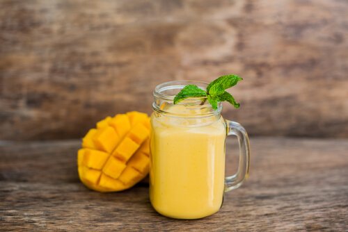 turuncu mangolu smoothie