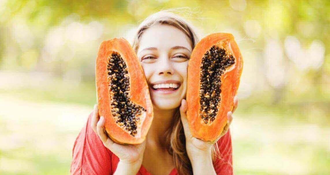 Karaciğer Detoks Diyeti papaya tutan kadın