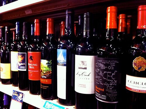 rafta farklı şarap markaları