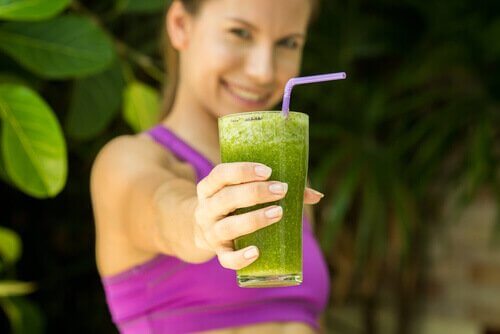 smoothie içen kadın