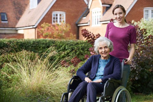 tekerlekli sandalye yaşlı mutlu kadın genç bakıcı