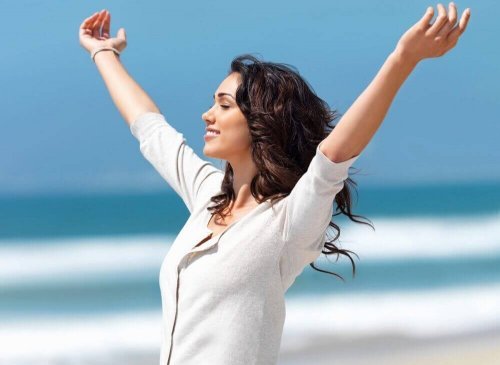 deniz kenarı mutlu kadın