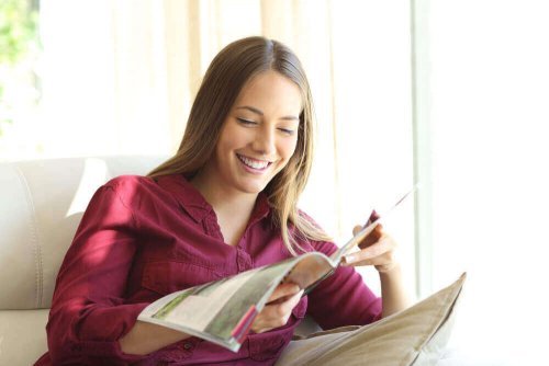 dergi okuyan kadın üzüntüden kurtulmak