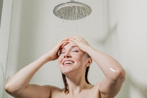 duş alan mutlu kadın