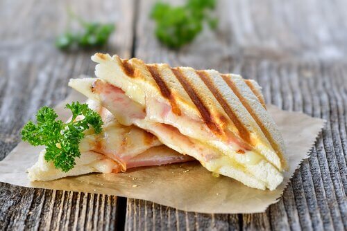 erimiş kaşarlı tost