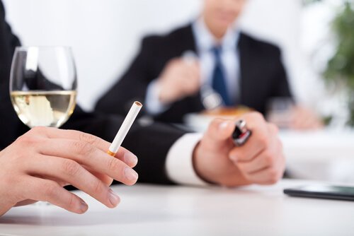 sigara tüketen adam