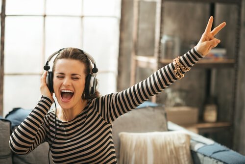 müzik dinleyen kulaklıklı mutlu kadın