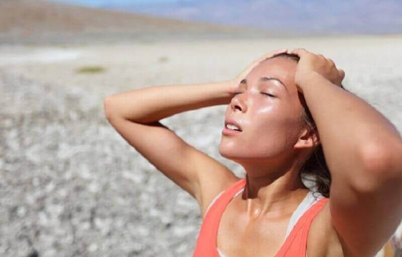 sıcaktan bunalmış kadın