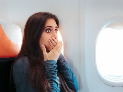 uçakta ağzını kapatan kadın