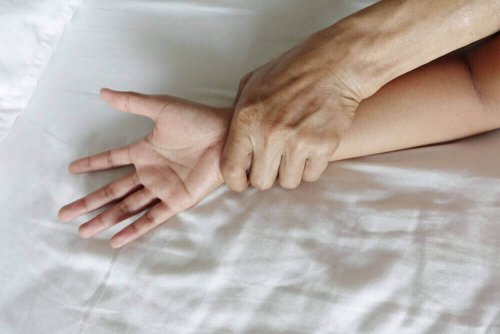 yatakta zorla tutulan kadın eli