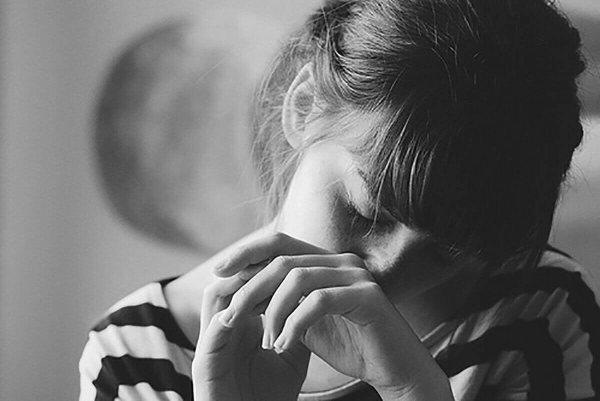 mutsuz görünen kadın