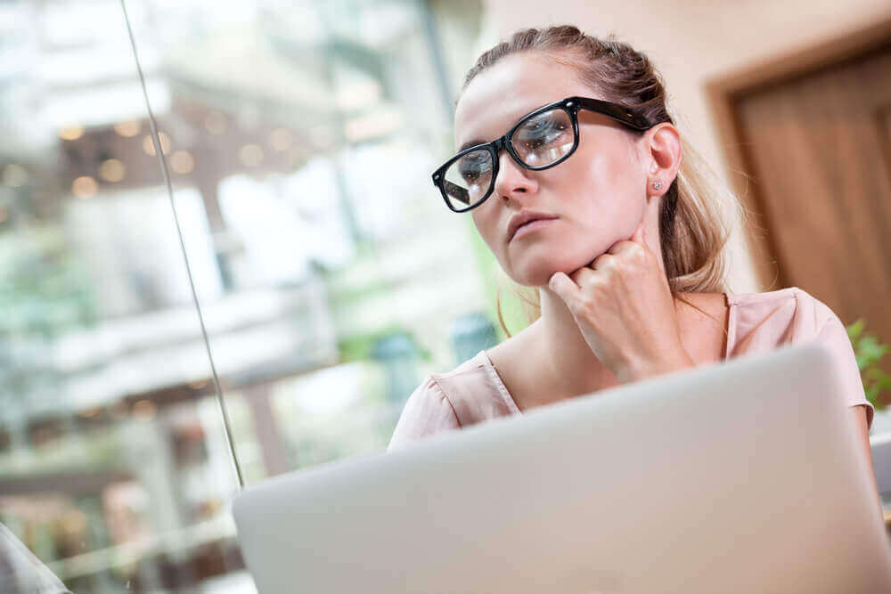 bilgisayar başındaki kadın