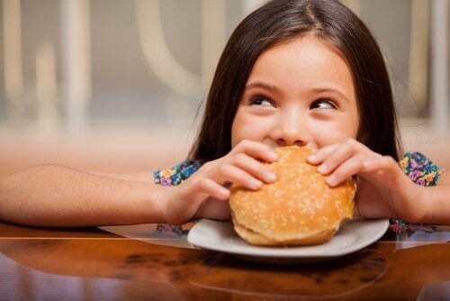 hamburger yiyen çocuk