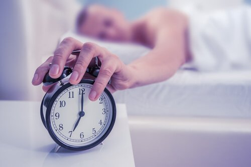 erken uyanmak için alarm kuran adam