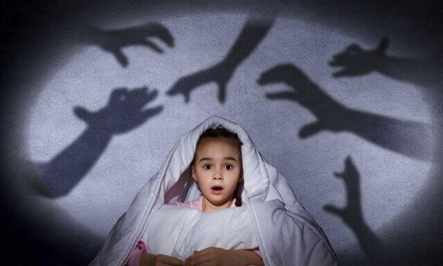 çocuk karanlıktan korkmuş 