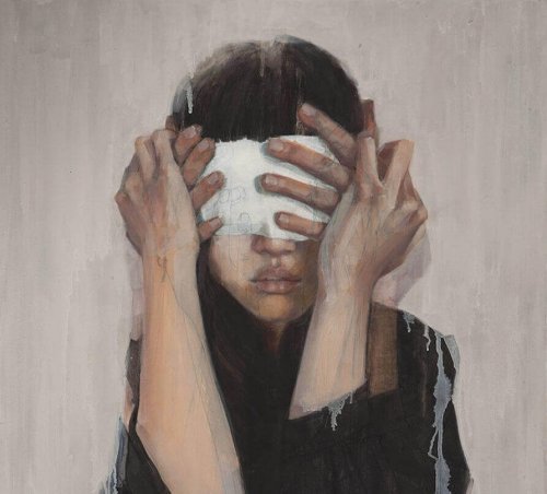 gözleri kapatılan kadın