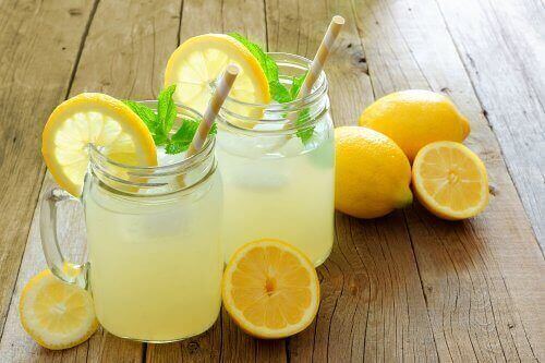 incelmeniz için iki bardak limonata ve limonlar 