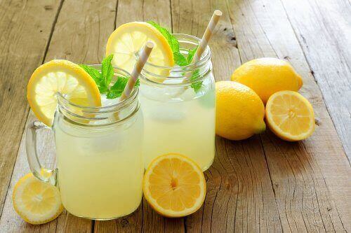 incelmeniz için iki bardak limonata ve limonlar