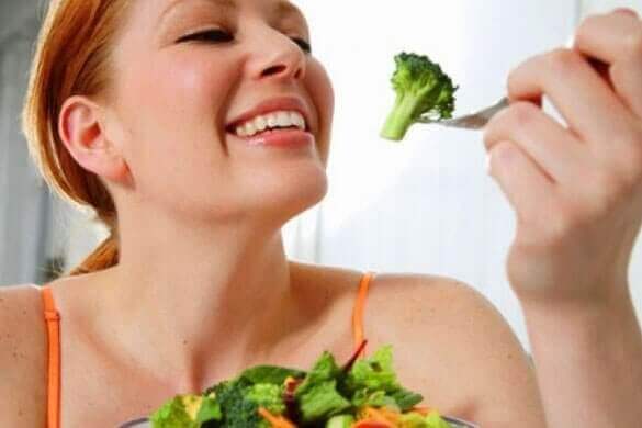 kadın brokoli yiyiyor