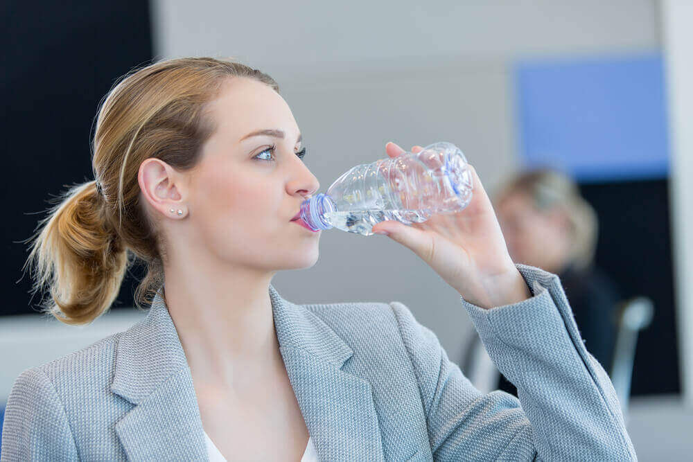 kadın su içiyor