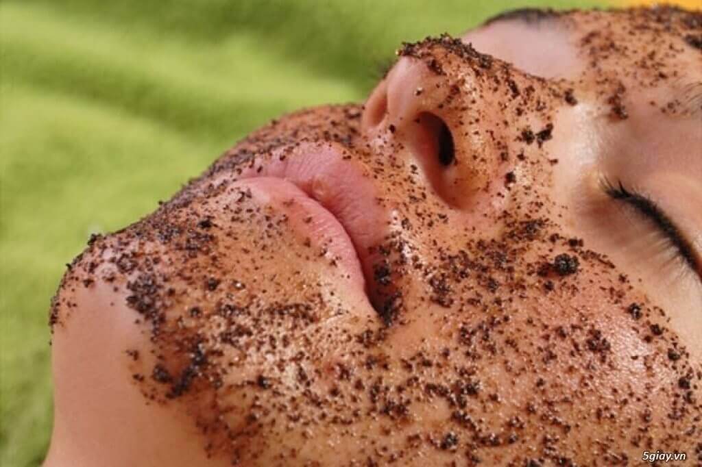 kadının yüzünde maske var