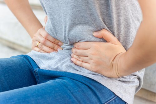 ishal olduğumuzda karnini tutan kız
