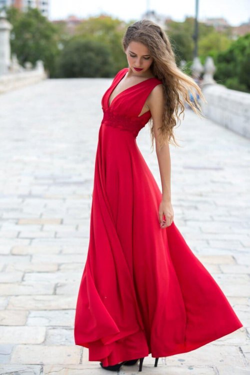 kırmızı uzun elbiseli kadın uygun topuklu ayakkabı