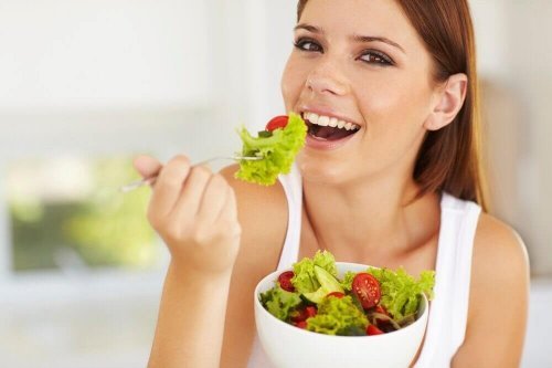 salata yiyen mutlu kadın