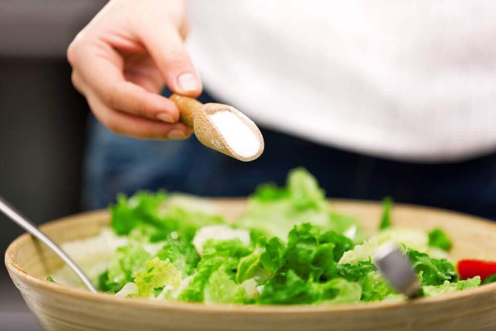 salataya tuz atmak