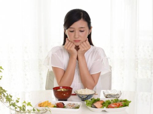 sofrada oturan üzgün kadın