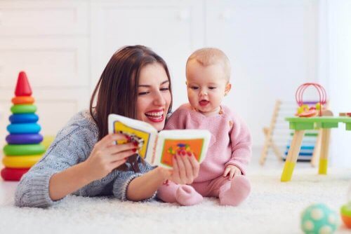 bebeğe kitap okuyan anne