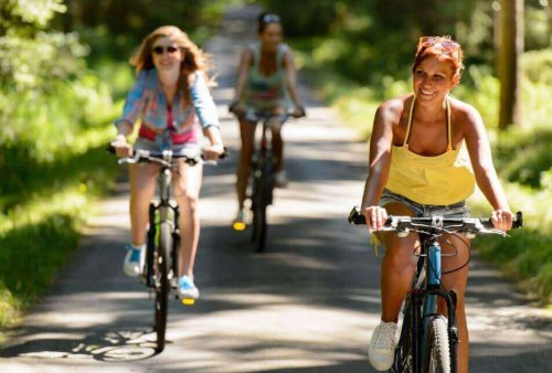 bisiklet süren kadınlar