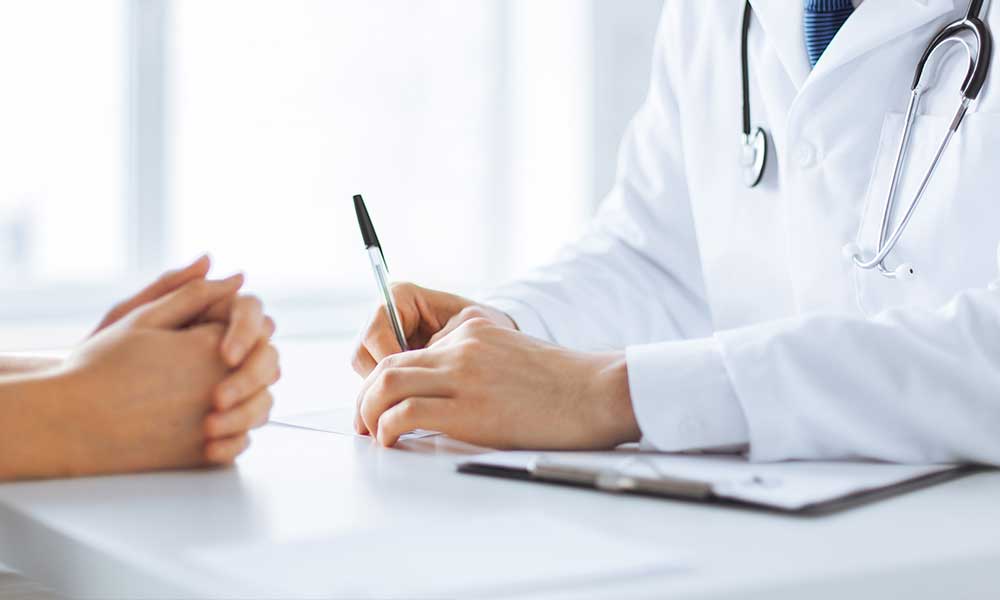 masa üzerinde doktor ve hasta eli