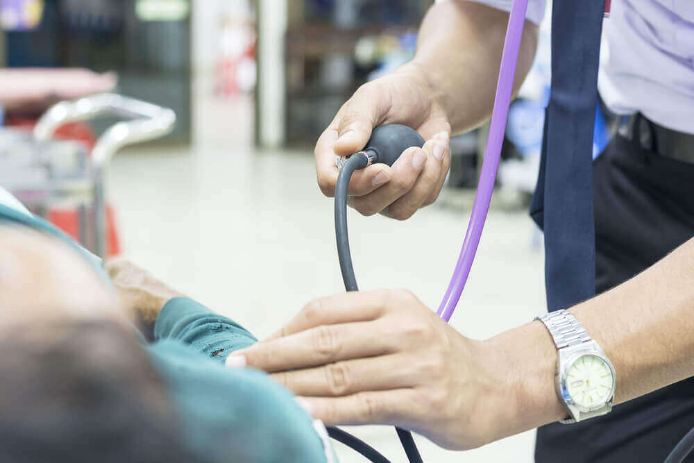 hastanın tansiyonu bakılıyor