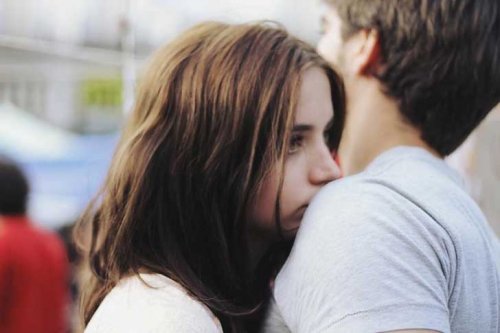 adam ve kadın sarılıyor