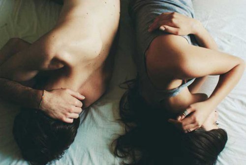 adam ve kadın yatakta küs