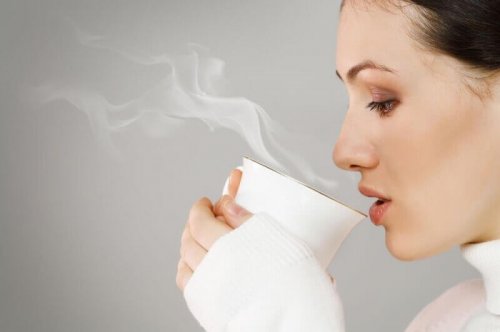 sıcak cay içen kadın