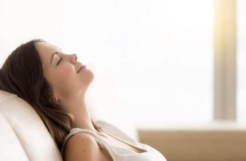 koltukta oturan gülümseyen kadın