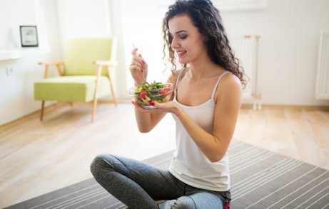 matta salata yiyen kadın
