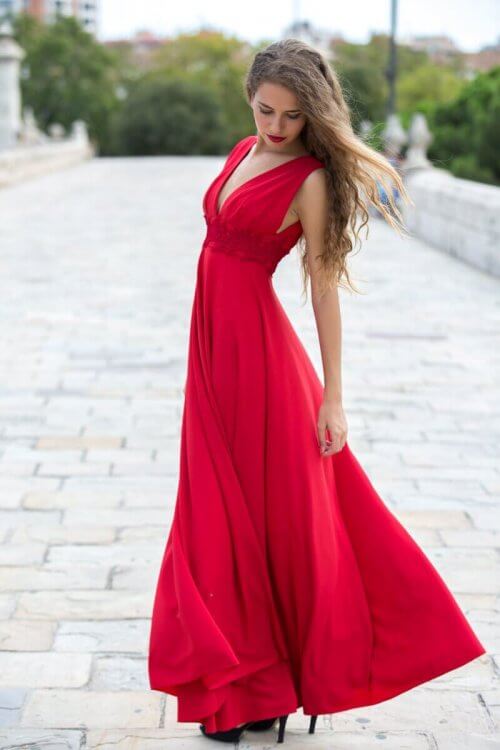 kırmızı elbiseli kadın ve kıyafet hataları