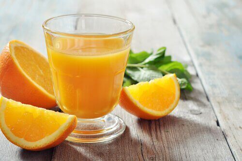 bir bardak portakal suyu