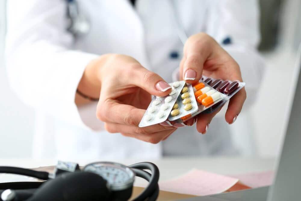 doktor ilaç veriyor