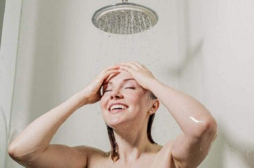 duş alan kadın