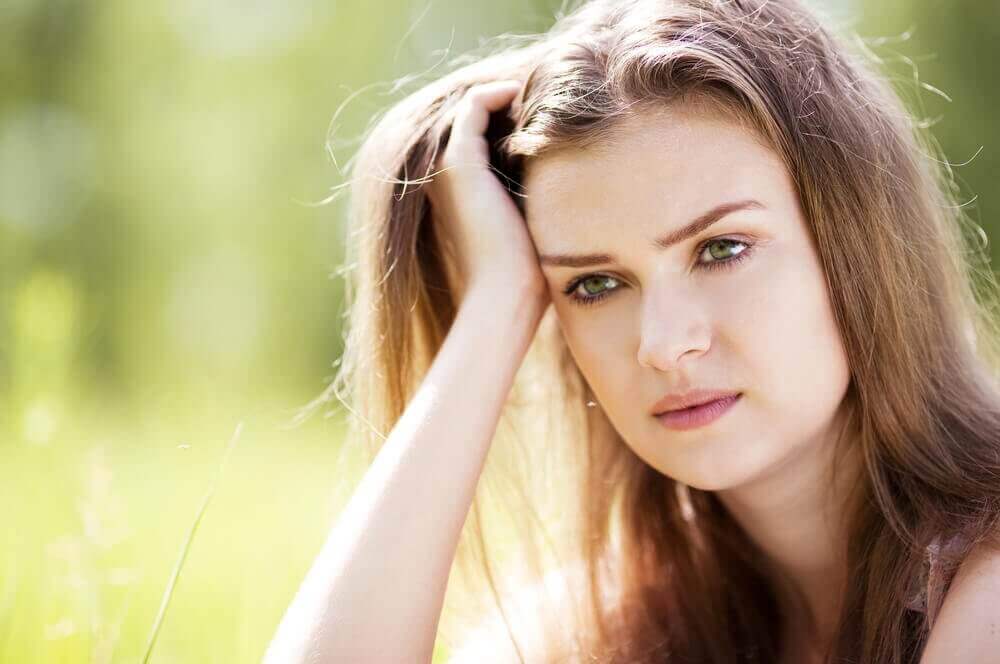 eli başında düşünen kadın