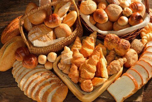 sepette çeşitli ekmekler